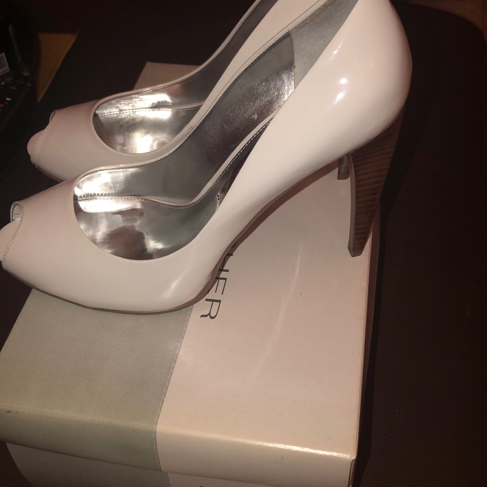 NWT MARC FISHER WHITE PATENT LEATHER HEELS